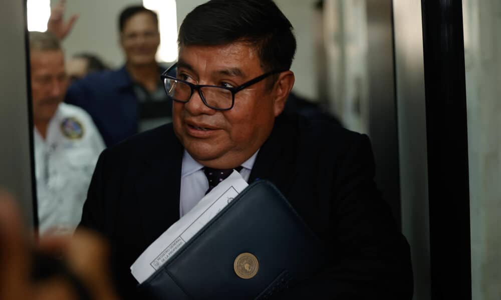 El coronel Juan Chiroy Sal es visto en el Tribunal de Mayor Riesgo, este miércoles en Ciudad de Guatemala (Guatemala). EFE/David Toro