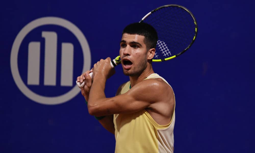 Carlos Alcaraz de España devuelve una bola a Nicolás Jarry de Chile, por el pase a la final en el torneo IEB+ Argentina Open, este 17 de febrero de 2024. EFE/Luciano González