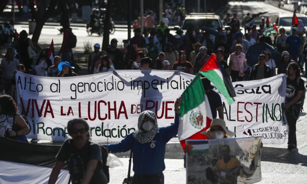 Activistas mexicanos a favor de Palestina llevan a cabo una manifestación frente a la Embajada de Estados Unidos en Ciudad de México para demandar un cese el fuego en la Franja de Gaza y denunciar violaciones de derechos humanos por parte de Israel, hoy, en Ciudad de México (México). EFE/Isaac Esquivel