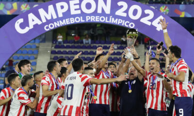 El seleccionador de Paraguay Carlos Jara Saguier (c) celebra con el trofeo al ganar el Torneo Preolímpico Sudamericano Sub-23, el 11 de febrero de 2024, en el estadio Nacional Brígido Iriarte en Caracas (Venezuela). EFE/ Rayner Peña R