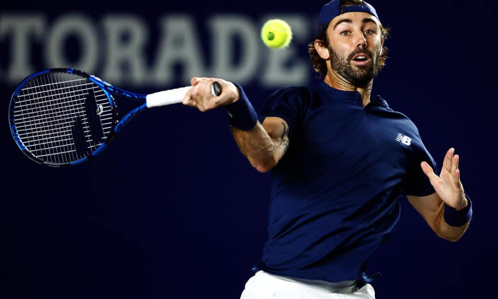 El tenista australiano Jordan Thompson en acción ante el noruego Carper Ruud, este sábado durante la final de singles del Torneo Mifel Tennis Open by Telcel Oppo Los Cabos, en el estado de Baja California Sur (México). EFE/Jorge Reyes