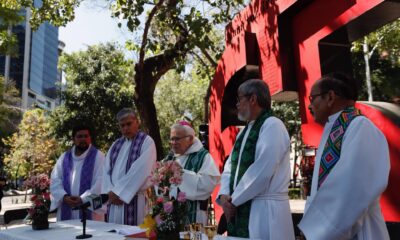 El obispo Raúl Vera,(c) participa en una misa del 18 aniversario de la explosión en la mina pasta de Conchos hoy lunes en Ciudad de México (México).  EFE/Sáshenka Gutiérrez