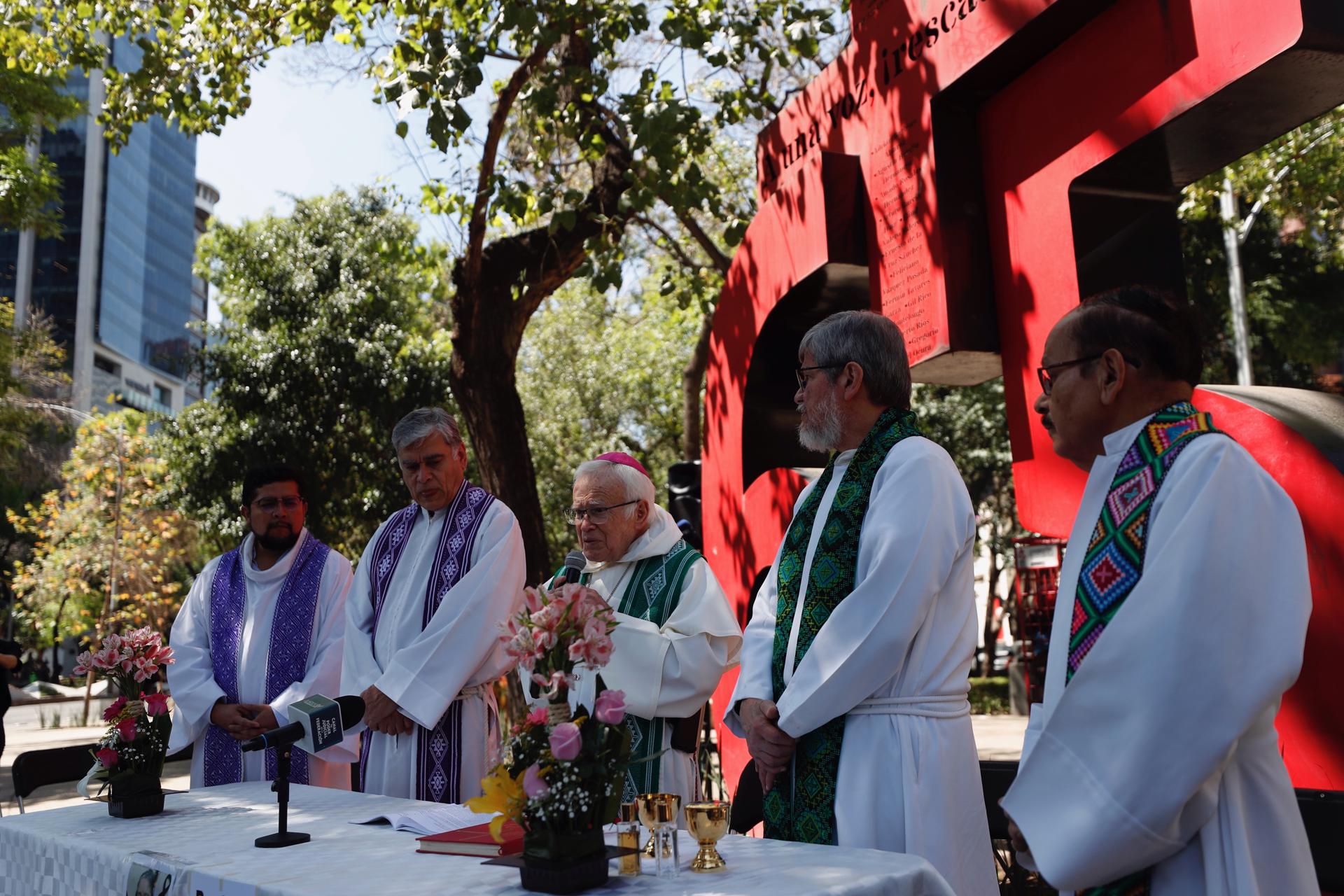 El obispo Raúl Vera,(c) participa en una misa del 18 aniversario de la explosión en la mina pasta de Conchos hoy lunes en Ciudad de México (México).  EFE/Sáshenka Gutiérrez