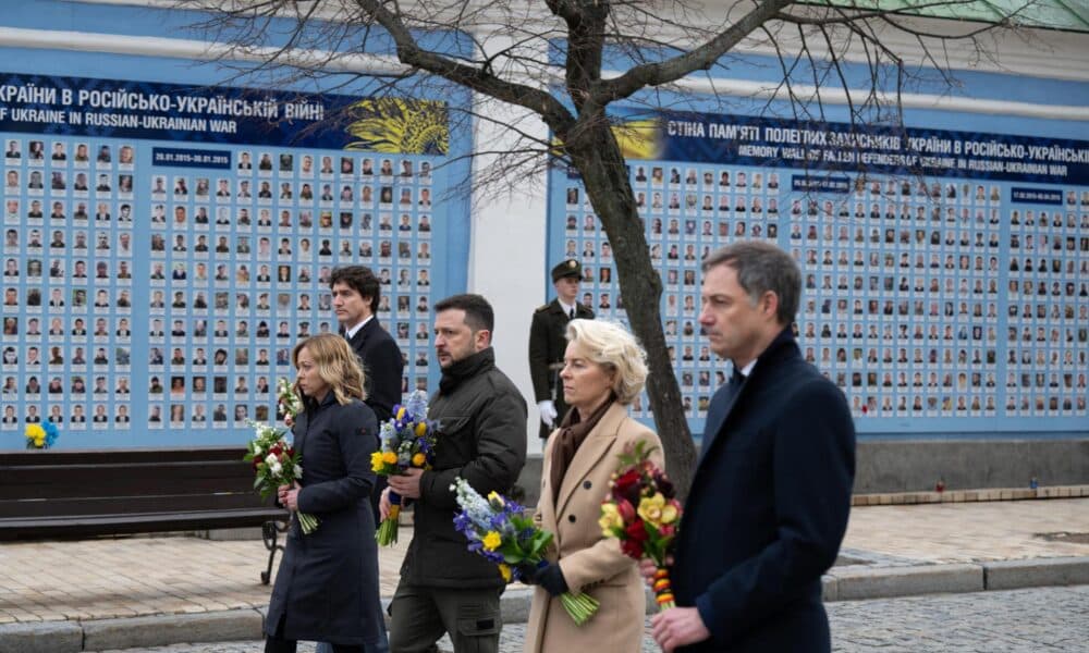 (De izq a dcha) El primer ministro canadiense, Justin Trudeau; la primera ministra italiana, Giorgia Meloni; el presidente ucraniano, Volodímir Zelenski; la presidenta de la Comisión Europea, Ursula von der Leyen, y el primer ministro belga, Alexander De Croo, asisten a una ofrenda floral en el segundo aniversario de la invasión rusa de Ucrania, en Kiev, el 24 de febrero de 2024. EFE/EPA/FILIPPO ATTILI / ITALIAN GOVERNMENT PRESS OFFICE / HANDOUT HANDOUT EDITORIAL USE ONLY/NO SALES HANDOUT EDITORIAL USE ONLY/NO SALES