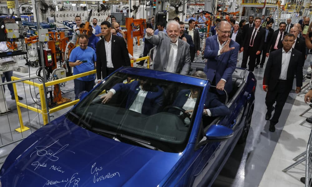 El presidente brasileño, Luiz Inácio Lula da Silva (i), acompañado del vicepresidente de Brasil, Geraldo Alckmin (d), el presidente de Volkswagen para América del Sur, Alexander Seitz (abajo/i), y Ciro Possobom, presidente de Volkswagen Brasil (abajo/d), recorren hoy, la planta de la multinacional alemana situada en São Bernardo do Campo, en la zona metropolitana de São Paulo (Brasil). EFE/Sebastiao Moreira