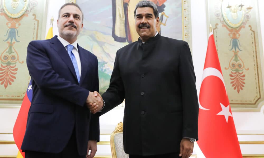 Fotografía cedida por Prensa Miraflores donde se observa al presidente venezolano, Nicolás Maduro, durante una reunión con el ministro de Relaciones Exteriores de Turquía, Hakan Fidan, este viernes en Caracas (Venezuela). EFE/Prensa de Miraflores