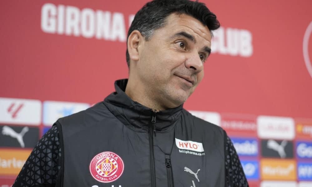 El entrenador del Girona FC, Míchel Sánchez, da una rueda de prensa tras un entrenamiento del equipo en Girona, en la víspera de su partido de LaLiga EA Sports contra el Rayo Vallecano. EFE/David Borrat