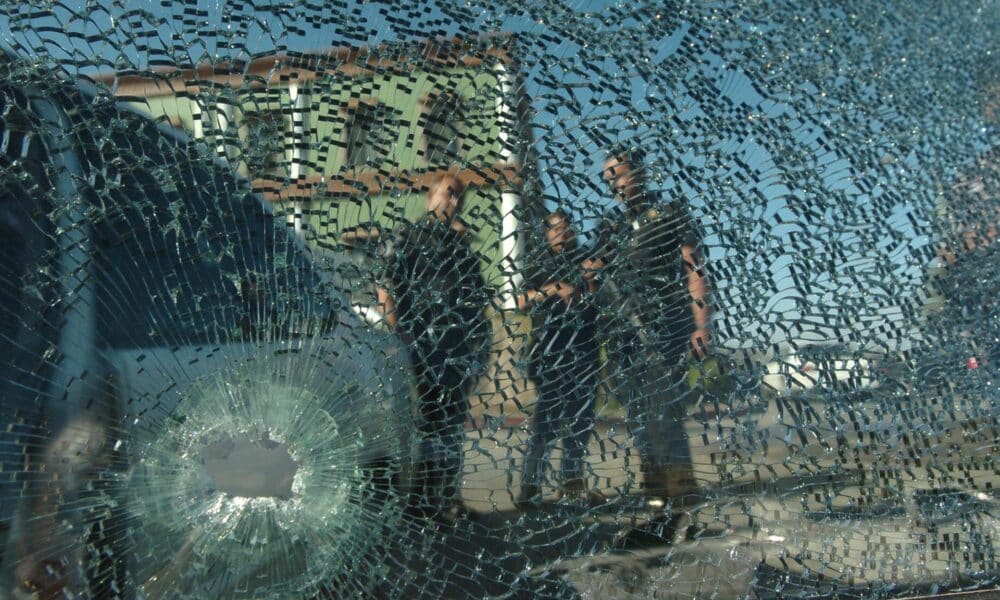 Peritos inspeccionan el vehículo donde murió una persona después de un ataque de sicarios. Imagen de archivo. EFE/AFN