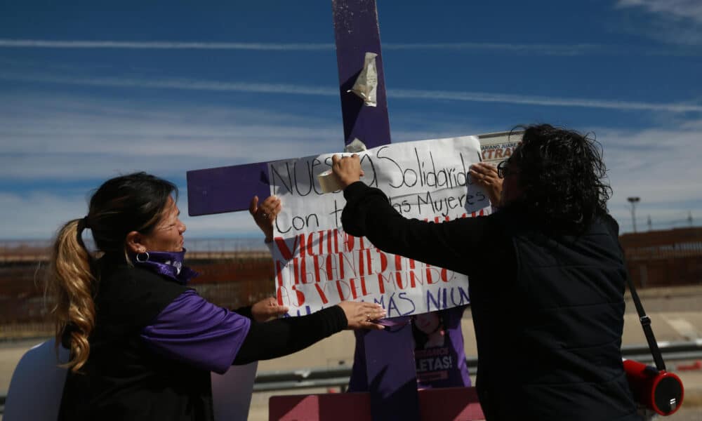 La señora Norma Laguna (i) madre de Idaly Juache Laguna, desaparecida desde hace 14 años se manifiesta cerca a una cruz de madera morada que clavo en las orillas del rio Bravo este viernes en Ciudad Juárez, Chihuahua (México). EFE/ Luis Torres