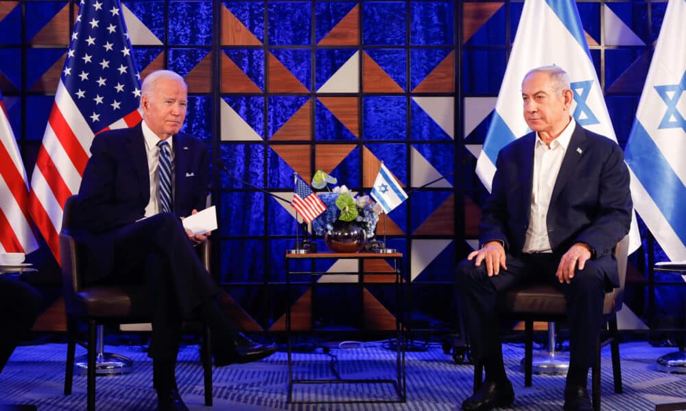 Fotografía de archivo fechada el 18 de octubre de 2023 donde aparecen el presidente de Estados Unidos, Joe Biden (i), y el primer ministro israelí, Benjamin Netanyahu (d), durante una conferencia de prensa conjunta celebrada en Tel Aviv (Israel). EFE/ Miriam Alster