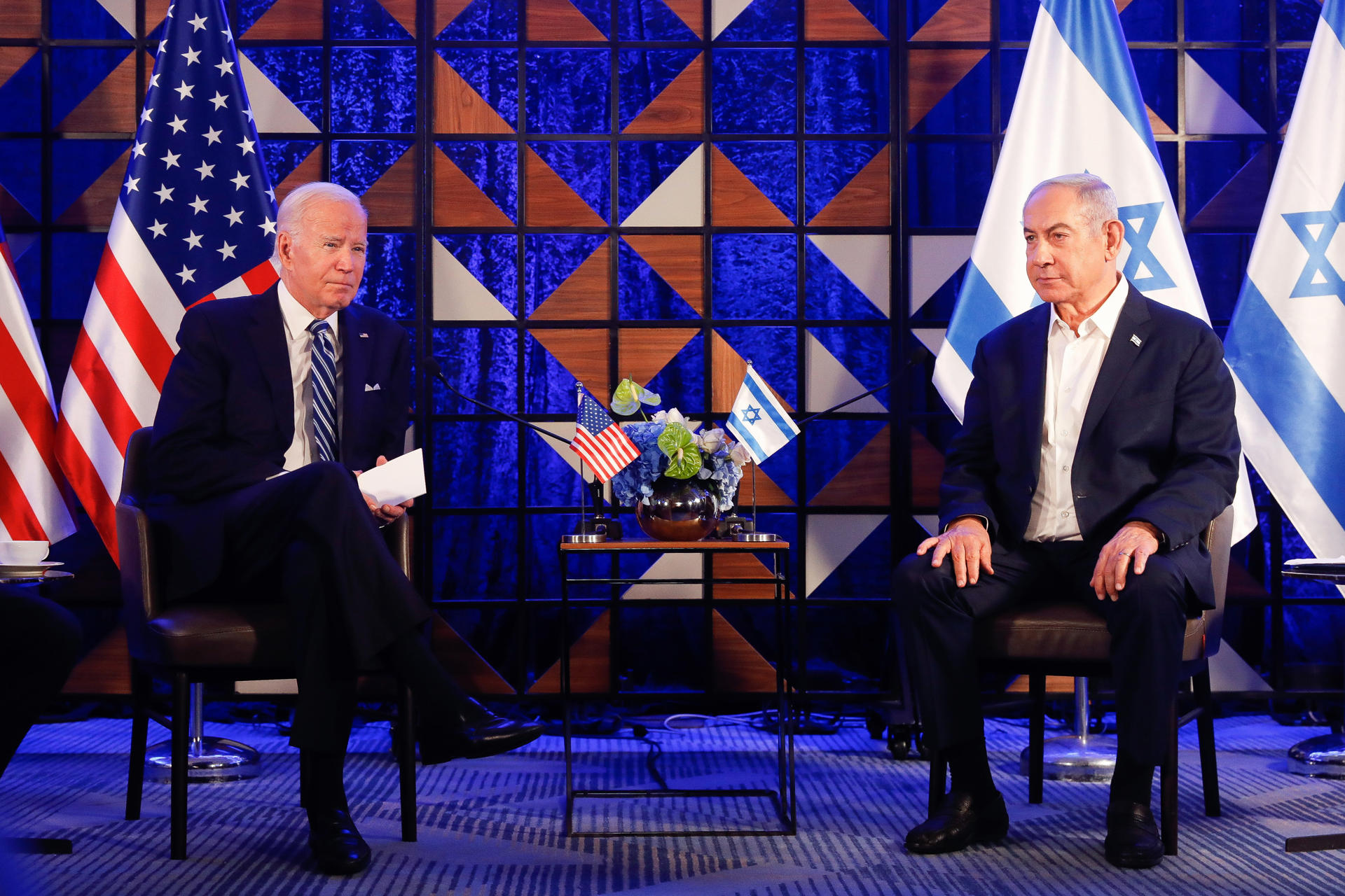 Fotografía de archivo fechada el 18 de octubre de 2023 donde aparecen el presidente de Estados Unidos, Joe Biden (i), y el primer ministro israelí, Benjamin Netanyahu (d), durante una conferencia de prensa conjunta celebrada en Tel Aviv (Israel). EFE/ Miriam Alster