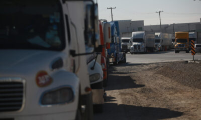 Transportistas permanecen estacionados este miércoles, debido a un bloqueo de ex trabajadores ferrocarrileros en el cruce internacional de carga Zaragoza-Ysleta en Ciudad Juárez, estado de Chihuahua (México). EFE/Luis Torres