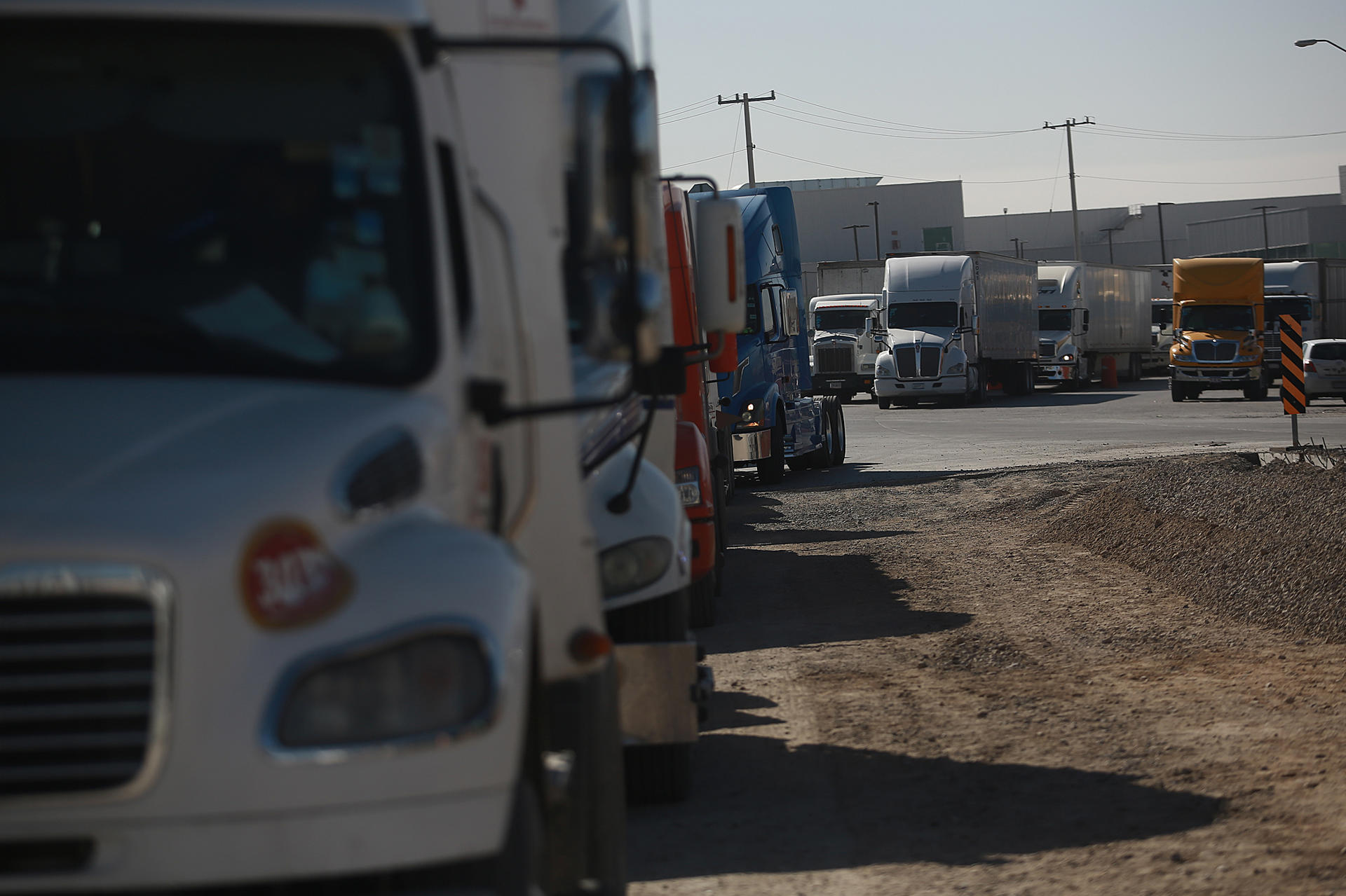 Transportistas permanecen estacionados este miércoles, debido a un bloqueo de ex trabajadores ferrocarrileros en el cruce internacional de carga Zaragoza-Ysleta en Ciudad Juárez, estado de Chihuahua (México). EFE/Luis Torres