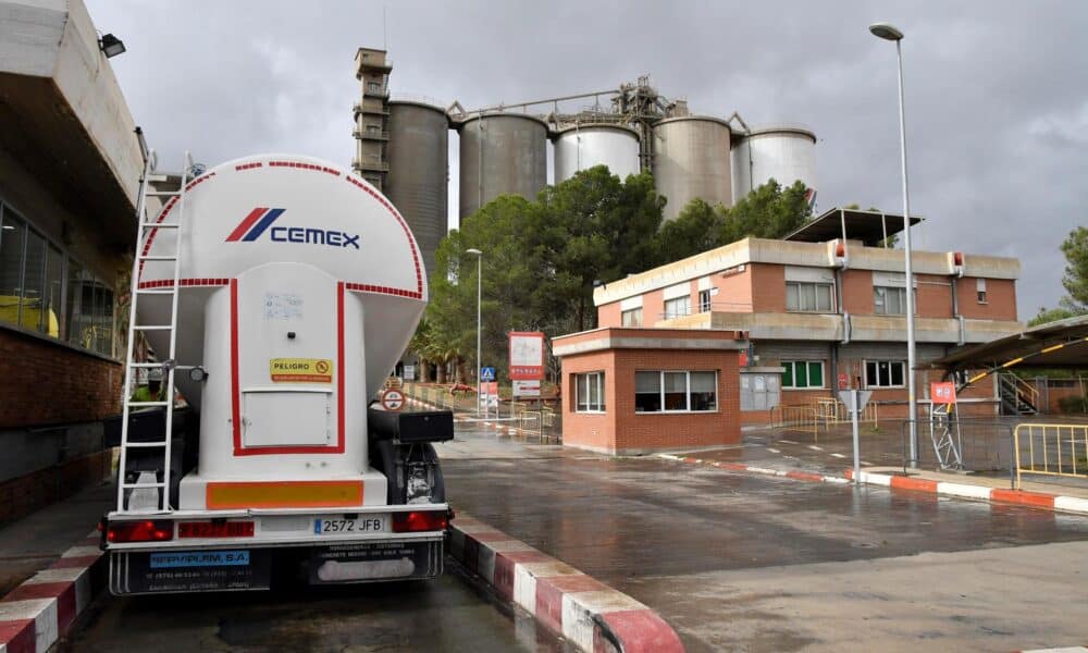 Con estas emisiones, Cemex ha emitido un total de 11.500 millones de pesos mexicanos (casi 674,5 millones de dólares) desde su regreso al mercado de deuda local el año pasado.Imagend e archivo. EFE / Carlos Barba