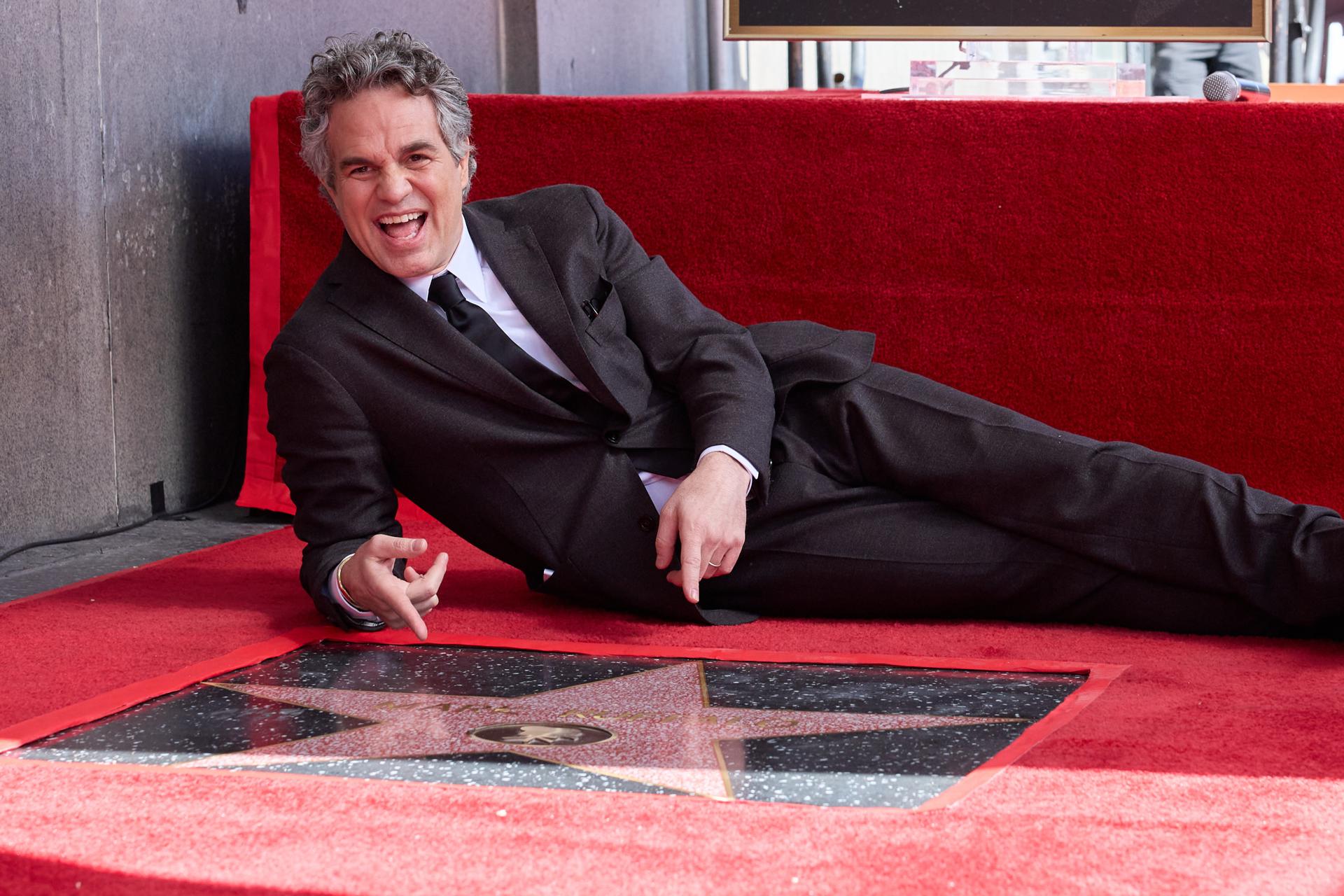 El actor estadounidense Mark Ruffalo reacciona al revelar su estrella en el Paseo de la Fama de Hollywood, en Los Ángeles, California (EE.UU.), este 8 de febrero de 2024. EFE/EPA/Allison Dinner