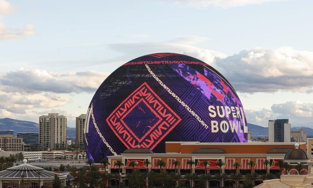 Fotografía de la Esfera de Las Vegas con el logotipo del Super Bowl LVIII, el 7 de febrero de 2024, en Las Vegas, Nevada (Estados Unidos). EFE/ Caroline Brehman