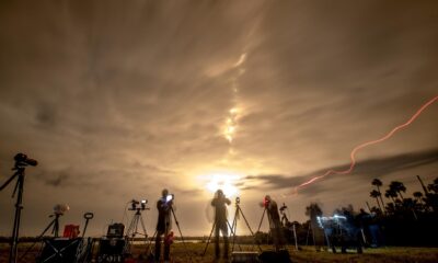 Medios de comunicación trabajan mientras la nave espacial PACE de la NASA a bordo de un cohete SpaceX Falcon 9 despega desde el Complejo de Lanzamiento Espacial en Cabo Cañaveral en Florida, Estados Unidos, este jueves. EFE/CRISTÓBAL HERRERA