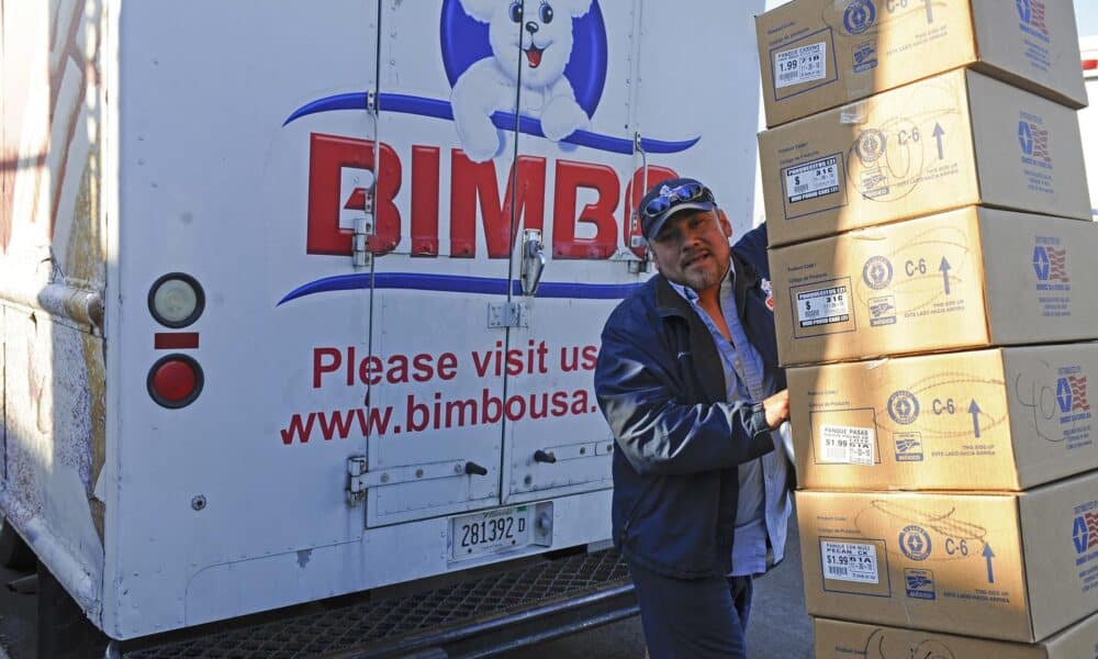 Fotografía de archivo de un empleado del consorcio Grupo Bimbo, la mayor panificadora de Latinoamérica. EFE/TANNEN MAURY