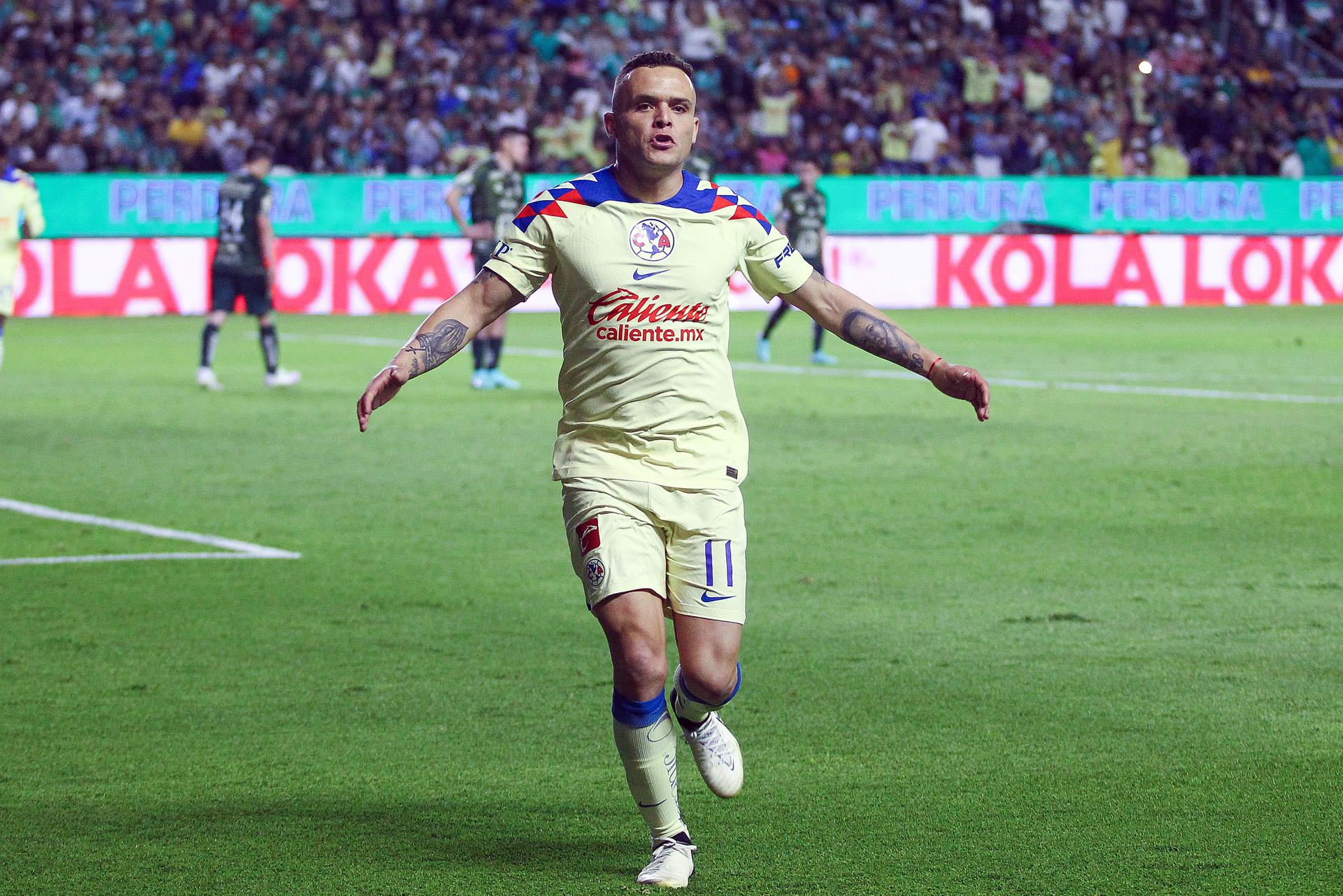 Jonathan Rodríguez del América celebra un gol anotado al León, durante un partido correspondiente a la jornada 6 del torneo clausura 2024 de la Liga MX hoy, en el estadio León en el estado de Guanajuato (México). EFE/Luis Ramírez