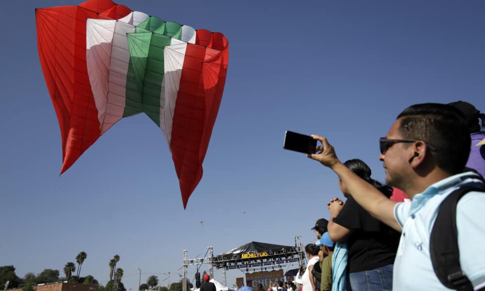 Personas participan en el segundo día de actividades del Festival Volarte de papalotes gigantes este domingo, en el Parque Intermunicipal en San Andrés Cholula, Puebla (México).  EFE/Hilda Ríos