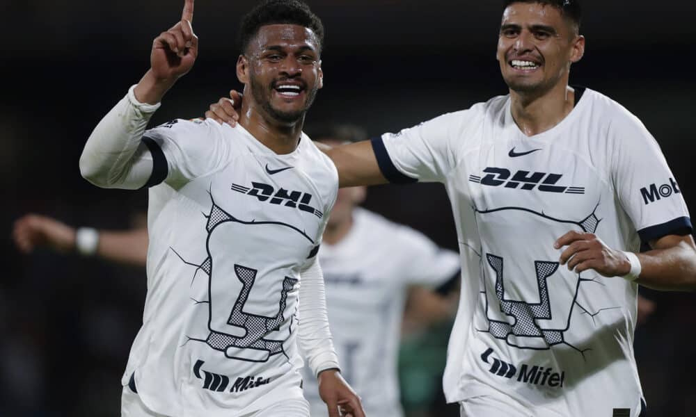 José Caicedo (i) y Guillermo Martínez (d) de Pumas celebran un gol este domingo durante un juego por la séptima jornada de la Liga MX. EFE/Isaac Esquivel