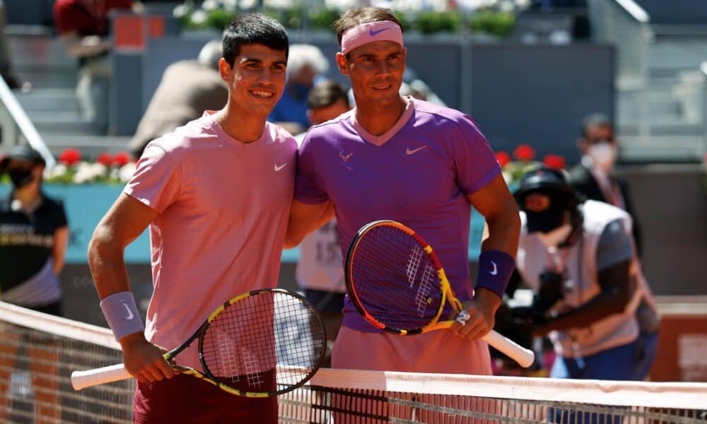 Fotografía de archivo en la que se registró a los tenistas españoles Rafa Nadal (d) y Carlos Alcaraz (i), en la chacha central de la Caja Mágica, en Madrid (España). EFE/ Chema Moya