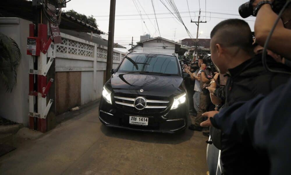 Bangkok (Thailand), 18/02/2024.- A vehicle carrying former Thai Prime Minister Thaksin Shinawatra drives towards his house after he was freed on parole in Bangkok, Thailand, 18 February 2024. Convicted former Prime Minister Shinawatra, 74, was among 930 prisoners freed from prison on parole, due to his age and 'serious illness'. (Tailandia) EFE/EPA/NARONG SANGNAK