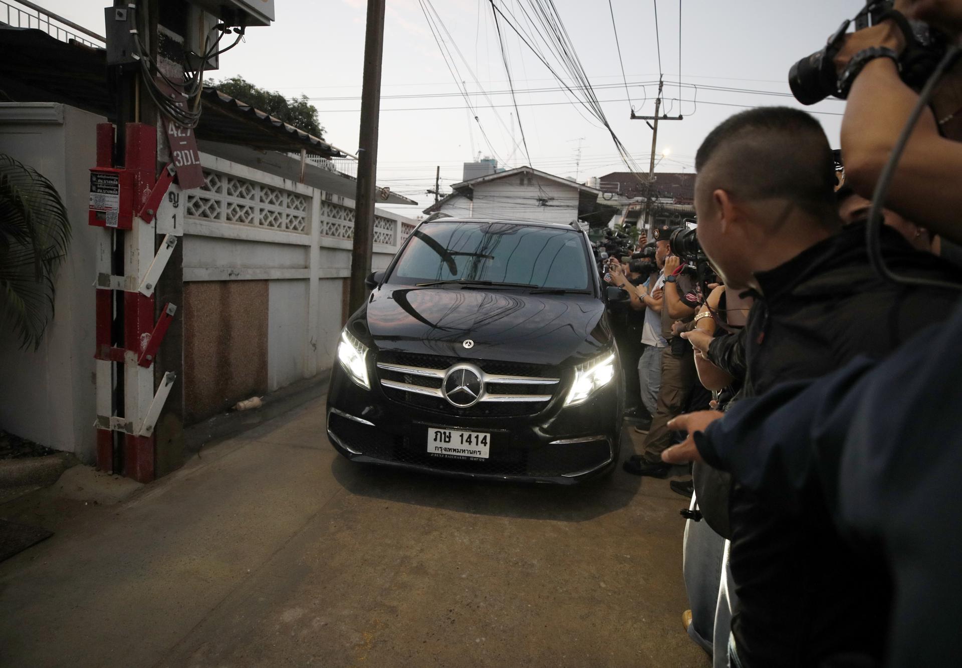 Bangkok (Thailand), 18/02/2024.- A vehicle carrying former Thai Prime Minister Thaksin Shinawatra drives towards his house after he was freed on parole in Bangkok, Thailand, 18 February 2024. Convicted former Prime Minister Shinawatra, 74, was among 930 prisoners freed from prison on parole, due to his age and 'serious illness'. (Tailandia) EFE/EPA/NARONG SANGNAK