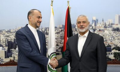 Una fotografía proporcionada por el Ministerio de Asuntos Exteriores iraní muestra al Ministro de Asuntos Exteriores iraní, Hossein Amir-Abdoulahian (izquierda), reuniéndose con el líder de Hamás, Ismail Haniyeh, en Doha, Qatar, el 13 de febrero de 2024. (Catar) EFE/EPA/FOLTO SÓLO PARA USO EDITORIAL/NO VENTAS FOTO SÓLO PARA USO EDITORIAL/NO VENTAS