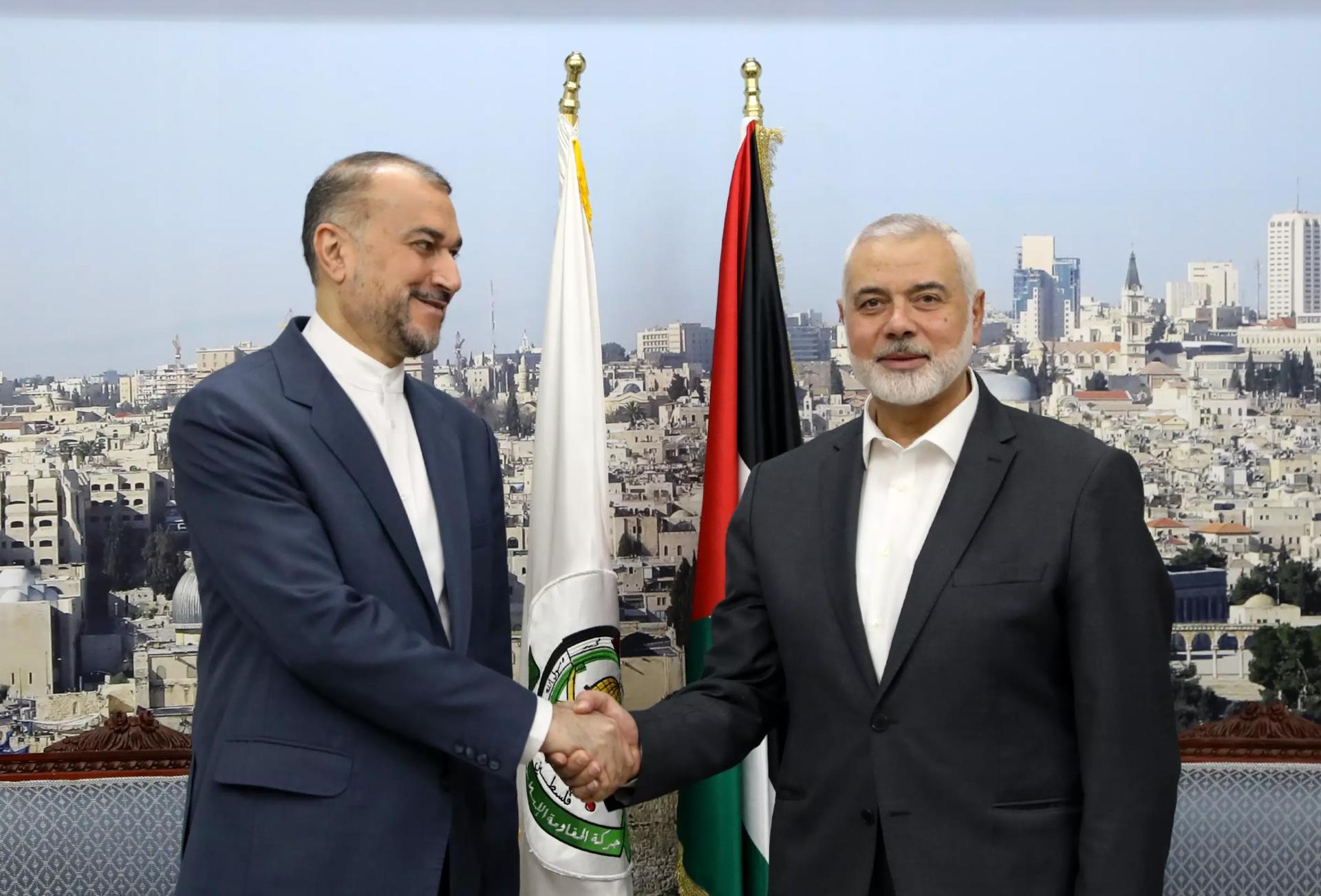 Una fotografía proporcionada por el Ministerio de Asuntos Exteriores iraní muestra al Ministro de Asuntos Exteriores iraní, Hossein Amir-Abdoulahian (izquierda), reuniéndose con el líder de Hamás, Ismail Haniyeh, en Doha, Qatar, el 13 de febrero de 2024. (Catar) EFE/EPA/FOLTO SÓLO PARA USO EDITORIAL/NO VENTAS FOTO SÓLO PARA USO EDITORIAL/NO VENTAS