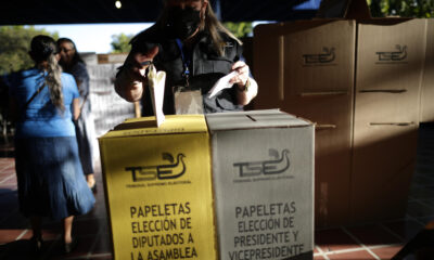 Una electora vota en el complejo educativo "Concha Viuda de Escalón" en San Salvador (El Salvador). EFE/ Bienvenido Velasco