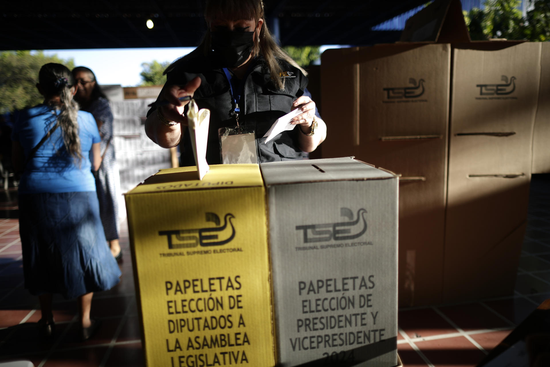 Una electora vota en el complejo educativo "Concha Viuda de Escalón" en San Salvador (El Salvador). EFE/ Bienvenido Velasco