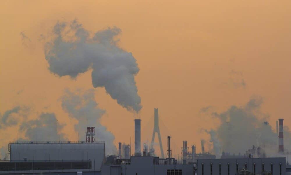 Vista de una fábrica en la bahía de Tokio (Japón), en una fotografía de archivo. EFE/FRANCK ROBICHON