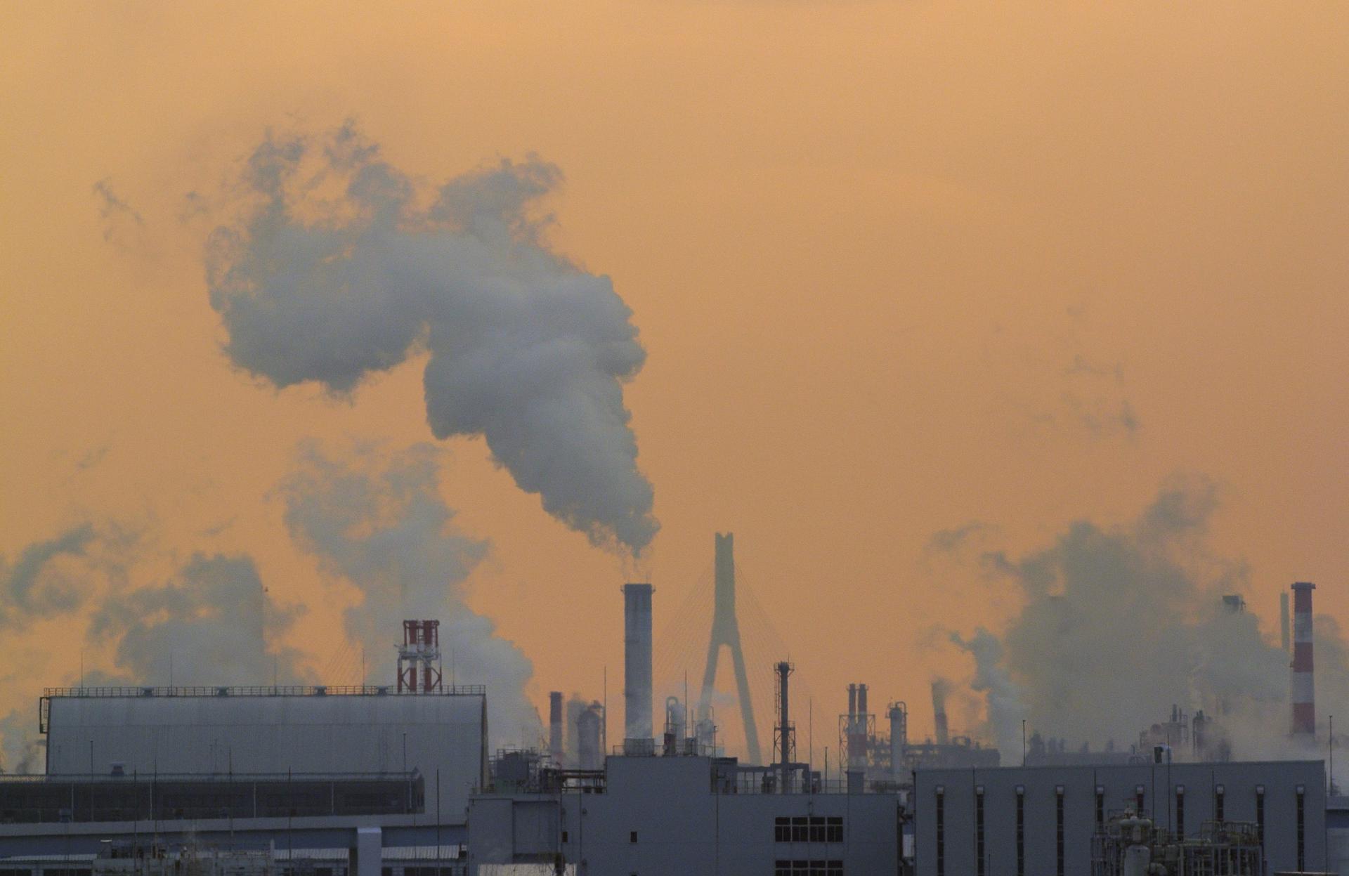 Vista de una fábrica en la bahía de Tokio (Japón), en una fotografía de archivo. EFE/FRANCK ROBICHON
