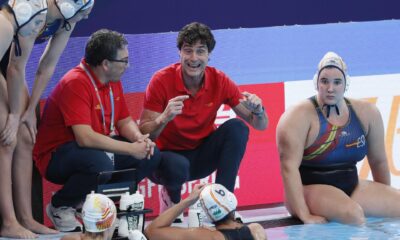 El entrenador Miki oca da instrucciones a las jugadoras durante el partido de cuartos que jugaron ante Canadá. EFE/EPA/YURI KOCHETKOV