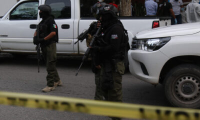 Fotografía de archivo de agentes de la Fiscalía que resguardan la zona donde se presentó un tiroteo. EFE/José Luis de la Cruz
