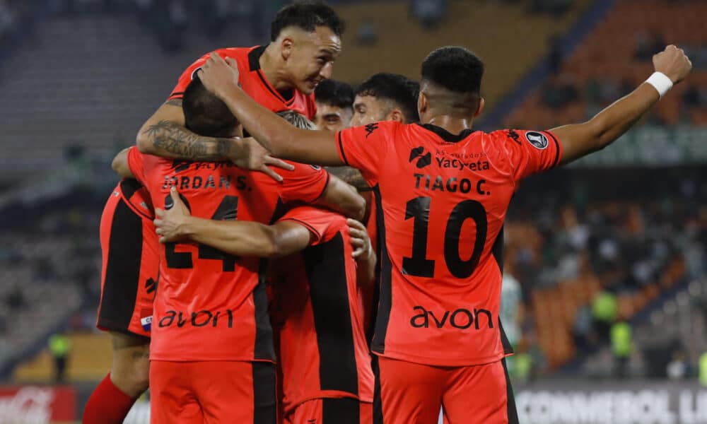 Jugadores de Club Nacional celebran un gol en un partido de segunda fase de la Copa Libertadores entre Atlético Nacional y Club Nacional este miércoles, en el estadio Atanasio Girardot en Medellín (Colombia). EFE/Luis Eduardo Noriega Arboleda