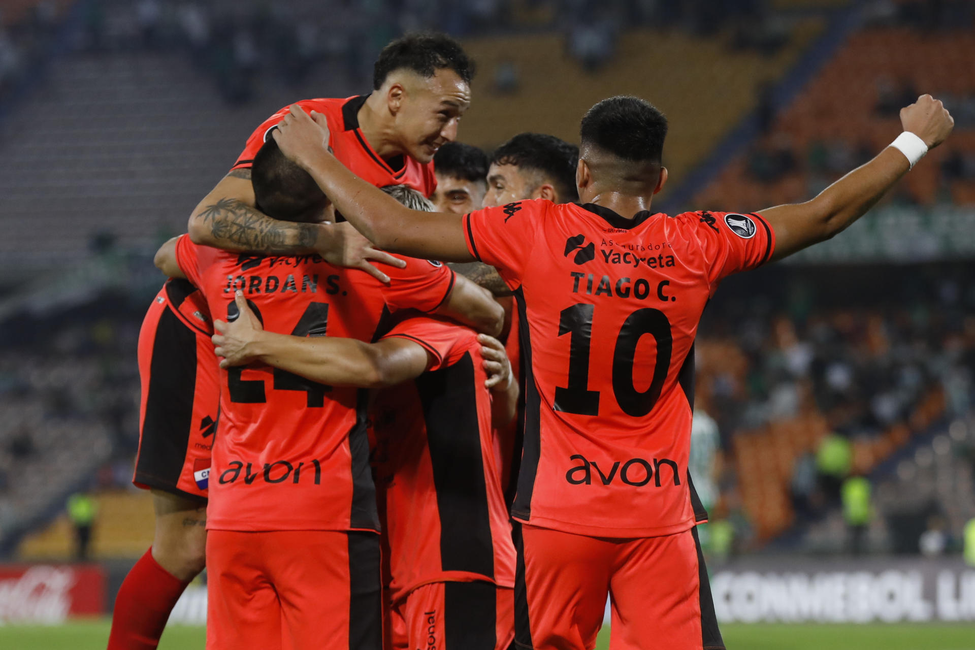 Jugadores de Club Nacional celebran un gol en un partido de segunda fase de la Copa Libertadores entre Atlético Nacional y Club Nacional este miércoles, en el estadio Atanasio Girardot en Medellín (Colombia). EFE/Luis Eduardo Noriega Arboleda