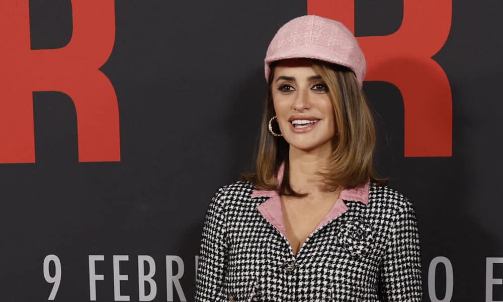 Penélope Cruz presenta este lunes en Madrid la película de Michael Mann 'Ferrari', en la que interpreta a Laura, la esposa, empresaria y socia de Enzo Ferrari. EFE/ Chema Moya