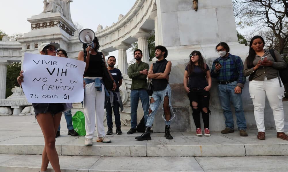 Activistas y familiares de Manuel Guerrero, mexicano detenido en Qatar debido a su orientación sexual, protestan este martes en el Hemiciclo a Juárez en la Ciudad de México (México). EFE/Mario Guzmán