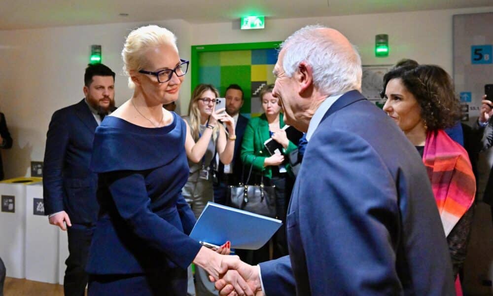 Yulia Navalnaya, viuda de Alexei Navalny, con el Jefe de Política Exterior de la Unión Europea, Josep Borrell, el día de una reunión de ministros de Asuntos Exteriores de la Unión Europea en Bruselas, Bélgica, el 19 de febrero de 2024 (Bélgica , Bruselas) EFE/EPA/Alessandro Di Meo