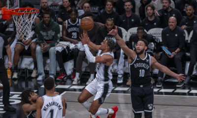 Tre Jones (c) de San Antonio Spurs salta a canasta sobre la marca de Ben Simmons (d) de Brooklyn Nets hoy, durante un partido de NBA disputado en el Barclays Center en Brooklyn, Nueva York (EE.UU.). EFE/ Ángel Colmenares