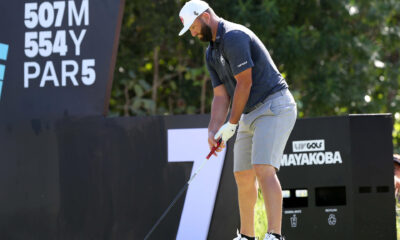 El golfista español Jon Rahm, en un momento de su estreno en el circuito LIV, en el torneo Mayakoba Golf que se lleva a cabo en Playa del Carmen, en el estado de Quintana Roo (México). EFE/ Alonso Cupul