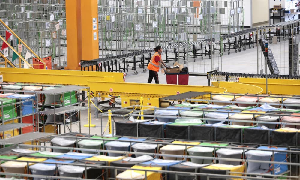 Fotografía de archivo que muestra la estación de entrega Amazon DXX1, en Ciudad de México (México). EFE/José Méndez