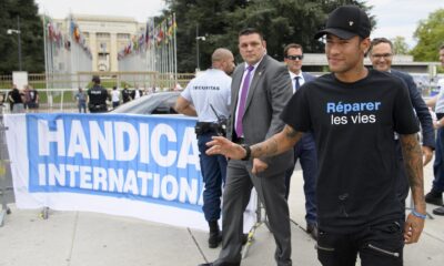 Foto archivo. El jugador brasileño del París Saint Germain (PSG), Neymar Jr., saluda a su llegada a la presentación como embajador de buena voluntad de la ONG Handicap International, en Ginebra, Suiza, EFE/Laurent Gillieron