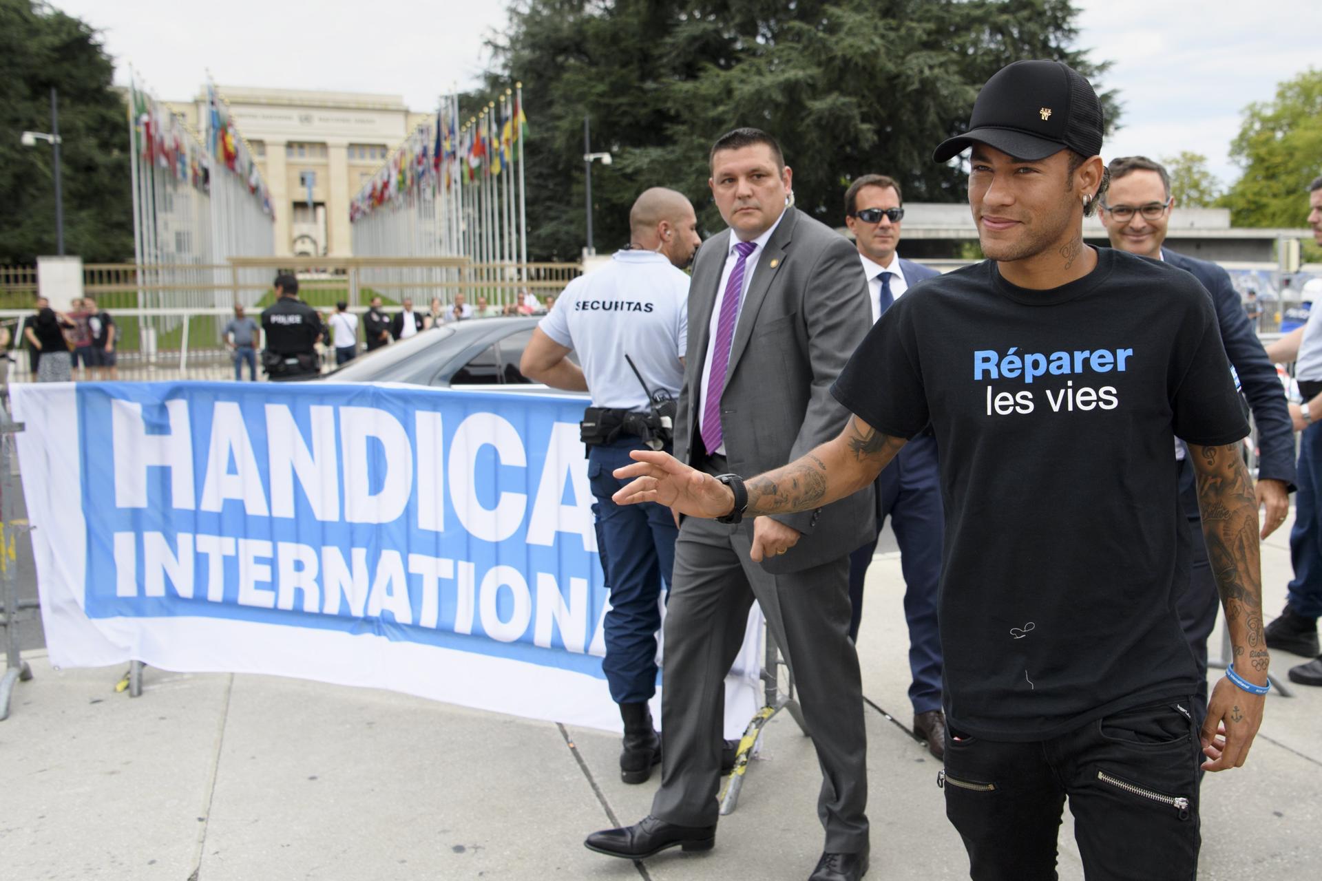 Foto archivo. El jugador brasileño del París Saint Germain (PSG), Neymar Jr., saluda a su llegada a la presentación como embajador de buena voluntad de la ONG Handicap International, en Ginebra, Suiza, EFE/Laurent Gillieron