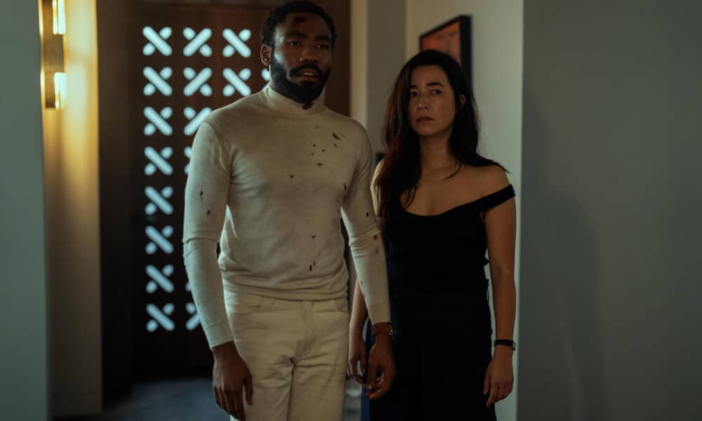 Fotograma cedido por Prime Video que muestra a Donald Glover y Maya Erskine, en una escena de 'Mr. & Mrs. Smith'. EFE/Prime Video/