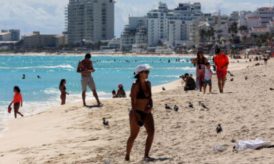 Fotografía fechada el 1 de febrero de 2024, que muestra turistas mientras descansan en una playa, del balneario de Cancún, en Quintana Roo (México). EFE/Alonso Cupul