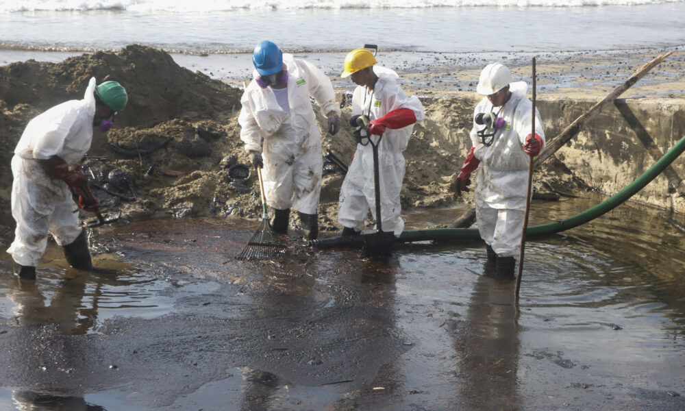 Unos trabajadores limpian un derrame de petróleo, el 12 de febrero del 2024, en la playa Rockly Bay, en la ciudad de Scarborough en la isla Tobago (Trinidad y Tobago). EFE/Clement Williams