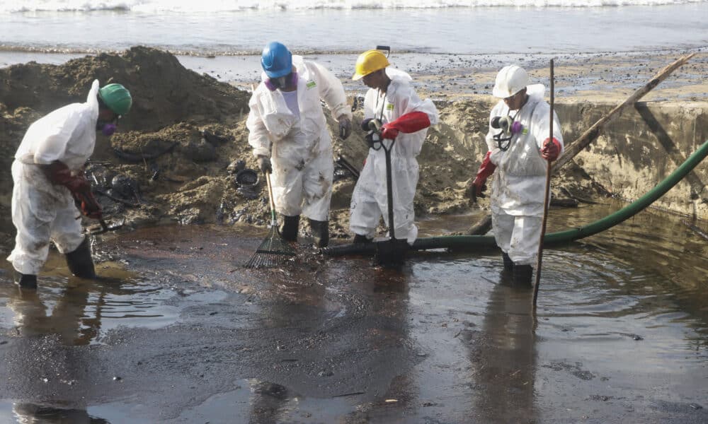 Unos trabajadores limpian un derrame de petróleo, el 12 de febrero del 2024, en la playa Rockly Bay, en la ciudad de Scarborough en la isla Tobago (Trinidad y Tobago). EFE/Clement Williams